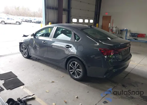 2022 Kia Forte Lxs z USA, uszkodzony, nr VIN 3KPF24AD4NE421098